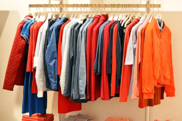 mofo em roupa colorida
