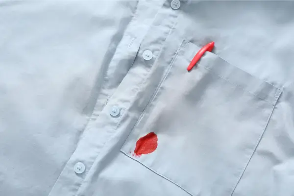 Como tirar mancha de caneta da roupa