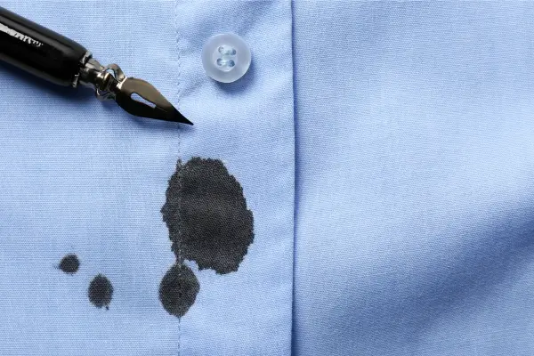 Como tirar mancha de tinta de roupa colorida?